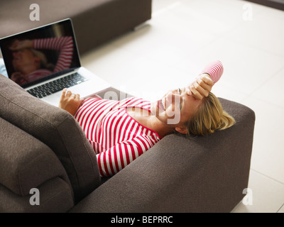 Donna che utilizza il computer portatile a casa. Angolo di Alta Vista, spazio di copia Foto Stock