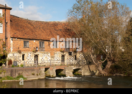 Il 16 secolo vecchio mulino ristorante in autunno sunshine dal mulino stagno all'acqua prati in Salisbury Foto Stock