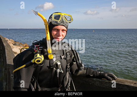 Scuba Diver in piedi sul molo nella sua marcia pronto a immersione Foto Stock