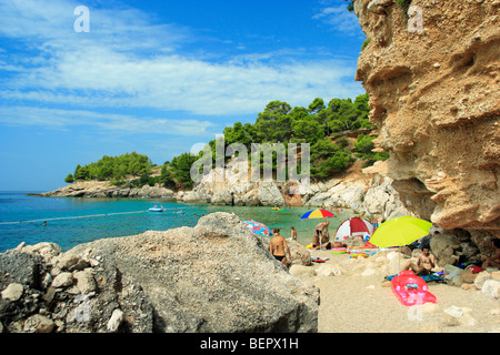 Persone su una spiaggia nel villaggio di Jagodna sull'isola di Hvar, Croazia Foto Stock