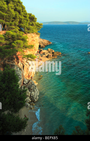 Persone su una spiaggia nel villaggio di Jagodna sull'isola di Hvar, Croazia Foto Stock