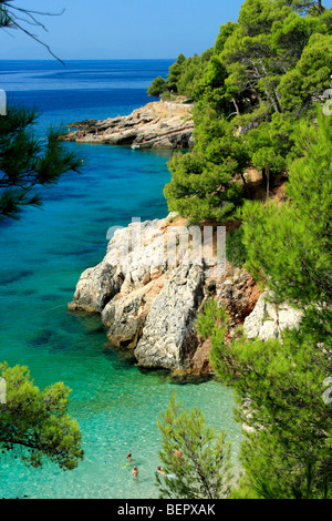 Spiaggia nel villaggio di Jagodna sull'isola di Hvar, Croazia Foto Stock