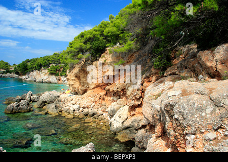 Persone su una spiaggia nel villaggio di Jagodna sull'isola di Hvar, Croazia Foto Stock