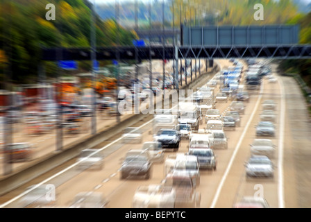 In rapido movimento di traffico su autostrada Foto Stock