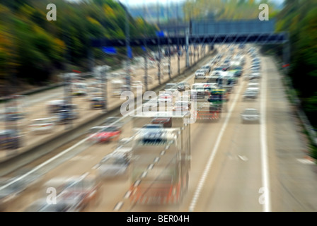 In rapido movimento di traffico su autostrada Foto Stock