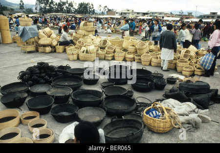 Venditori di cestello in Ecuador il mercato. Vimini e nero quelli realizzati dal riciclaggio di pneumatici per auto Foto Stock