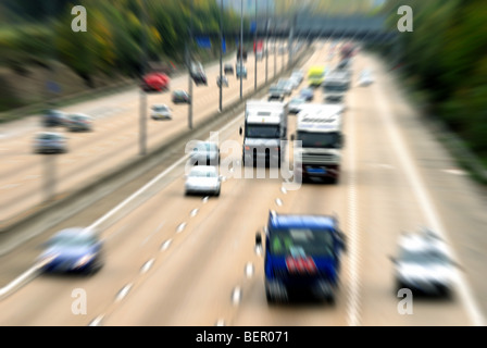 In rapido movimento di traffico su autostrada Foto Stock