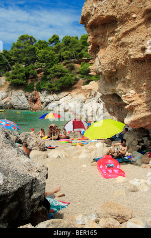 Persone su una spiaggia nel villaggio di Jagodna sull'isola di Hvar, Croazia Foto Stock