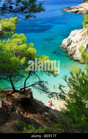 Persone su una spiaggia nel villaggio di Jagodna sull'isola di Hvar, Croazia Foto Stock