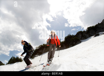 Coppia senior di sci in montagna Foto Stock