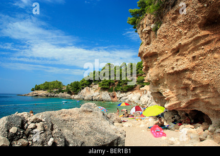 Persone su una spiaggia nel villaggio di Jagodna sull'isola di Hvar, Croazia Foto Stock