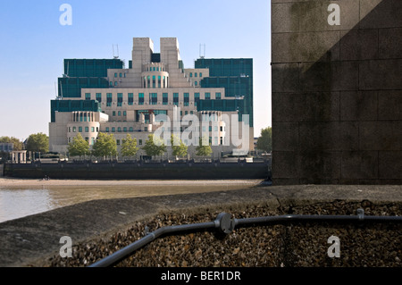 Secret Intelligence Service, MI6, Vauxhall Cross, London, visto da Vauxhall Bridge Foto Stock