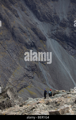 Gli escursionisti che attraversano la Cuillin Ridge, Isola di Skye in Scozia Foto Stock