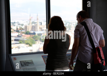 Turista giovane guardare oltre la parte settentrionale di Cipro dall'Osservatorio ledra museo nell'shakolas tower building a nicosia lefkosia Foto Stock