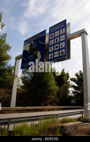 Benvenuti indicazioni stradali su entrata in comune di Sithonia Grecia settentrionale Foto Stock