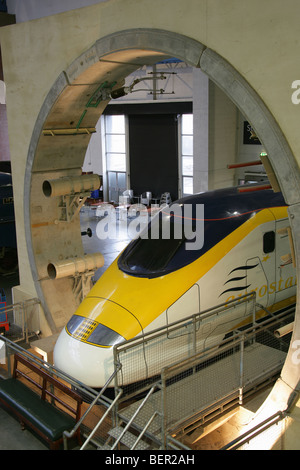 Un motore di Eurostar inquadrata all'interno della replica di una sezione del tunnel sotto la Manica al National Railway Museum di Great Hall. Foto Stock