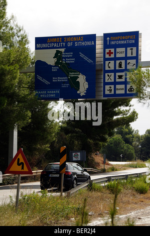 Benvenuti indicazioni stradali su entrata in comune di Sithonia Grecia settentrionale Foto Stock