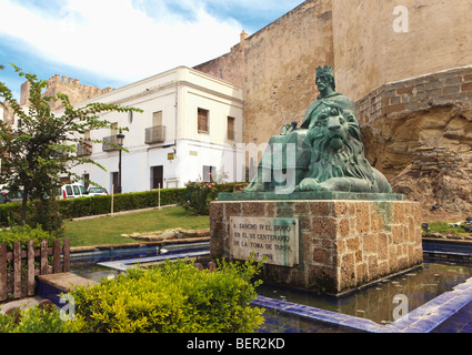 Tarifa, Cadice provincia, Spagna. Monumento nella parte anteriore del Castillo Guzman El Bueno al re Sancho IV El Bravo. Foto Stock