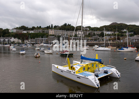 Barche nel porto di Porthmadog, Gwynedd, Galles. Foto Stock