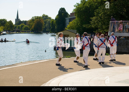 Twyford Morris uomini balli presso il Memoriale di vigili del fuoco in Bancroft Gardens Stratford-upon-Avon Foto Stock