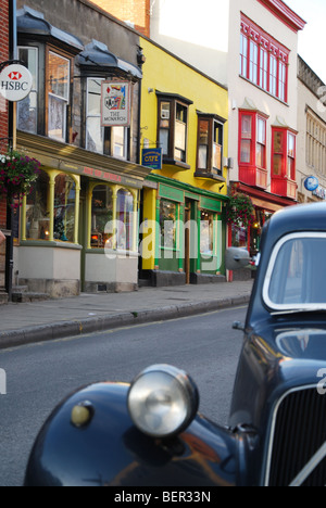 Negozio coloratissimo fronti in Glastonbury High Street Somerset Inghilterra Foto Stock