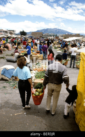 Mercato va condividere portando produrre per il mercato locale upland Ecuador Foto Stock