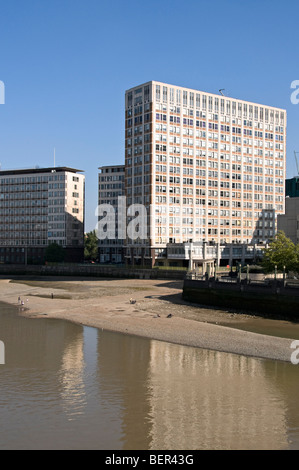 Edifici sulla riva sud del fiume Tamigi visto da Vauxhall Bridge, Londra Foto Stock