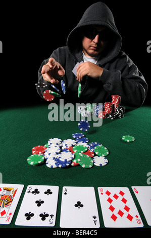 Poker gioca con il cofano e occhiali da sole gettando i chip sulla pila Foto Stock