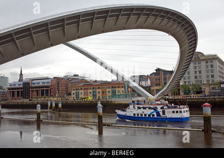 Millennium Bridge in posizione aperta, Newcastle upon Tyne, Regno Unito. Foto Stock