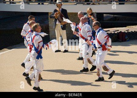 Twyford Morris uomini balli presso i vigili del fuoco Memorial Bancroft Giardini a Stratford-upon-Avon Foto Stock