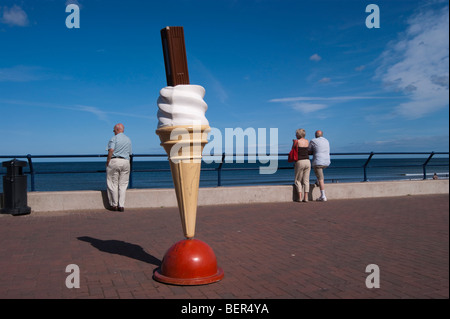 Spittal spiaggia vicino Berwick in Northumberland midsummer sunshine fuori il gelato pavilion Foto Stock