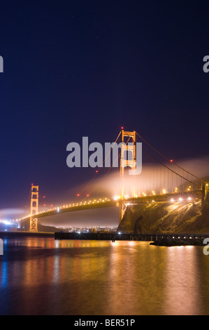 Un night shot di San Francisco il famoso Golden Gate Bridge, guardando verso la città Foto Stock
