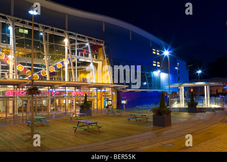 Night Shot del cinema esterno in un entertainment & leisure plaza Foto Stock