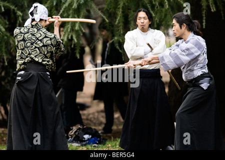 Giovani uomini la pratica di Kendo all'aperto in un parco pubblico a Tokyo Foto Stock