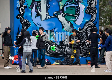 Giovani appendere fuori nella parte anteriore dei graffiti a Yoyogi Park, Tokyo, Giappone Foto Stock