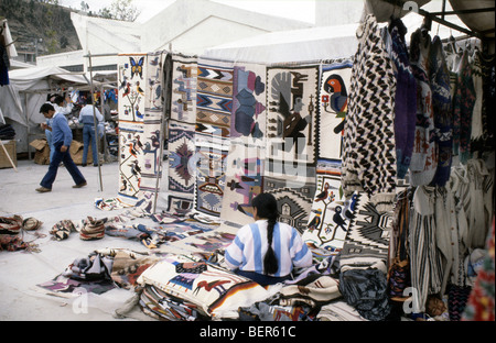 Tappeto decorativo venditore. Ecuador highlands mercato locale. Foto Stock