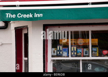 Chiudere la finestra del Creek Inn, la buccia, Isola di Man, che mostra gli adesivi premio Foto Stock