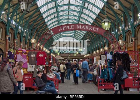 Le bancarelle del mercato in Apple area di mercato di Covent Garden, Londra Foto Stock