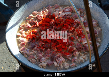 Preparare il gulasch in un Bogracs - Hungarian Regional Gastronomiche Festival 2009 - Gyor ( ) di Győr Ungheria Foto Stock