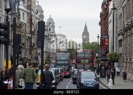 Scena di strada, visualizza in basso Whitehall guardando verso il Big Ben (sede del parlamento) da Trafalgar Square Foto Stock