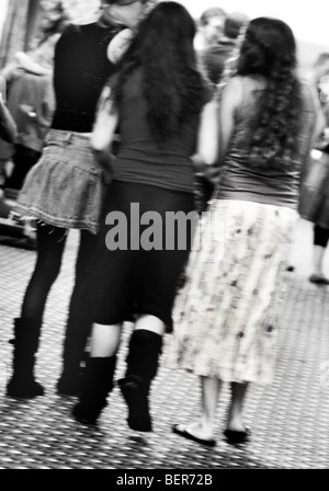 Le tre ragazze camminare lungo un corridoio Foto Stock