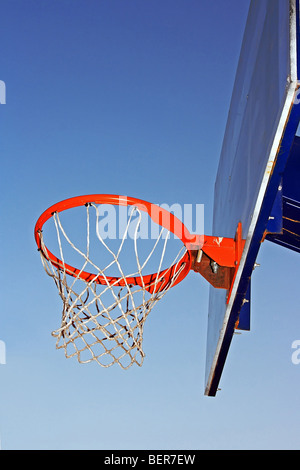 Basketball hoop contro un cielo. Foto Stock