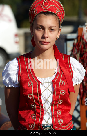 Le giovani donne che indossano il costume tradizionale di Bugac Pusza - Ungheria Foto Stock