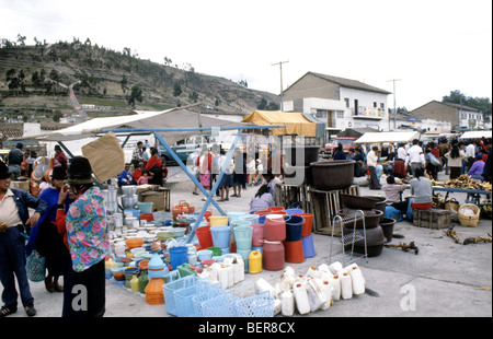 Plastica beni domestici venditore. Highlands ecuadoriana mercato locale. Foto Stock