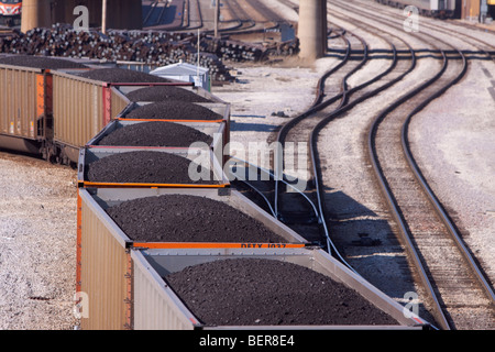 Con il carburante per la Detroit Edison centrali, un treno di carbone serpenti attraverso Chicago, IL. Foto Stock