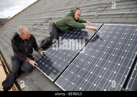 Costruttori installling solare pannelli fotovoltaici sul tetto di ardesia elencato la costruzione Bethesda Chiesa Metodista Cheltenham sett 3 2009 Foto Stock