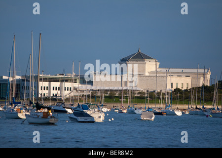 In Burnham Harbour su Chicago's lungolago, Shedd Aquarium si erge nel sole del pomeriggio. Foto Stock