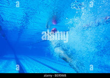 L'uomo le immersioni in piscina Foto Stock