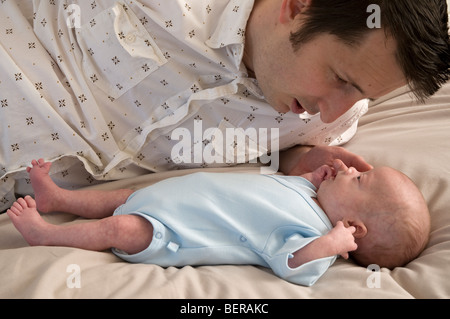 Padre cercando adoringly al neonato boy Foto Stock