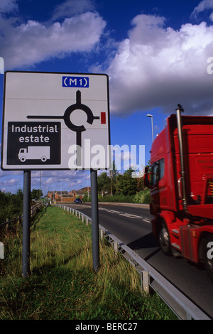 Autoarticolato passando cartello stradale a dare indicazioni per i conducenti di automezzi pesanti di industrial estate vicino a Leeds Yorkshire Regno Unito Foto Stock